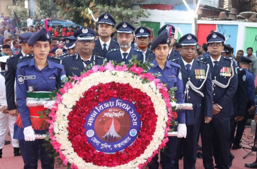 মহান বিজয় দিবসে কক্সবাজার জেলা পুলিশের শ্রদ্ধা নিবেদন
