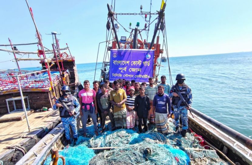 অবৈধ আর্টিসানাল ট্রলিং বোট ও ট্রলিং জালসহ ১৬ জেলে আটক