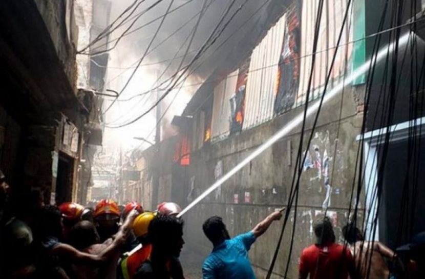 রাজধানীর লালবাগে প্লাস্টিক কারখানায় আগুন,নিয়ন্ত্রণে ফায়ার সার্ভিসের ৫ ইউনিট