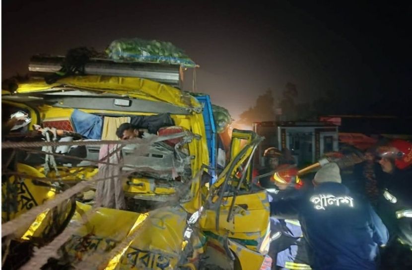মীরসরাইয়ে ট্রাকের পেছনে ট্রাকের ধাক্কা, সবজি ব্যবসায়ী নিহত