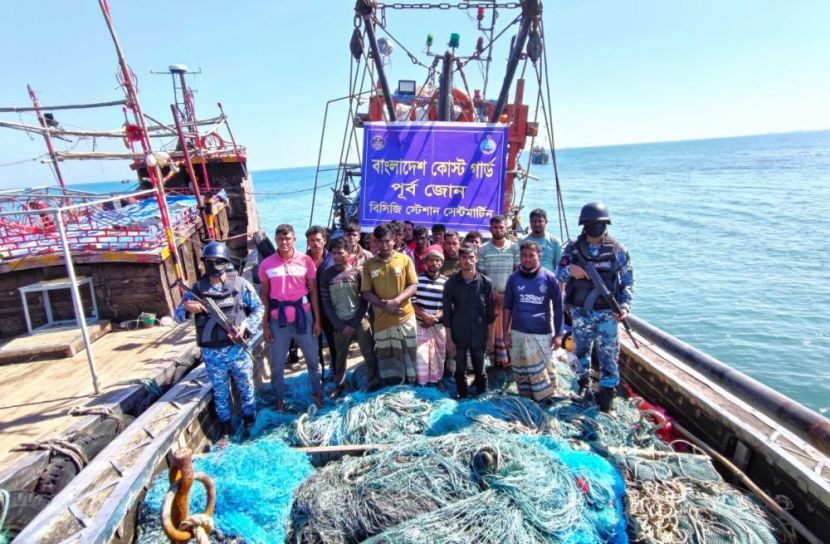 সেন্টমার্টিনের ছেঁড়া দ্বীপে অবৈধ আর্টিসানাল ট্রলিং বোট, জালসহ আটক ১৬