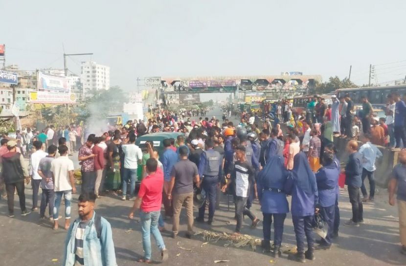 গার্মেন্টস বন্ধের প্রতিবাদে ঢাকা-চট্টগ্রাম মহাসড়ক অবরোধ, ৪ কিলোমিটার যানজট