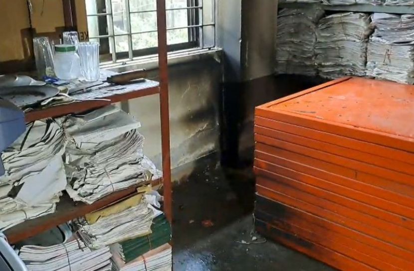 কুষ্টিয়া জেলা নির্বাচন অফিসে দুর্বৃত্তদের আগুন: গুরুত্বপূর্ণ নথিপত্র পুড়ে গেছে