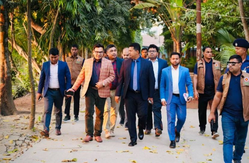 চট্টগ্রামের ভোটকেন্দ্র পরিদর্শনে জেলা প্রশাসক জাহিদুল ইসলাম