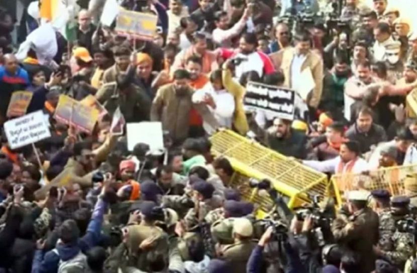 দিল্লিতে বাংলাদেশ  হাইকমিশনের  সামনে বিক্ষোভ, অনুপ্রবেশের চেষ্টা