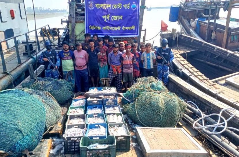 বাঁশখালীতে অবৈধ ট্রলিং বোটসহ ১৬ জেলে আটক