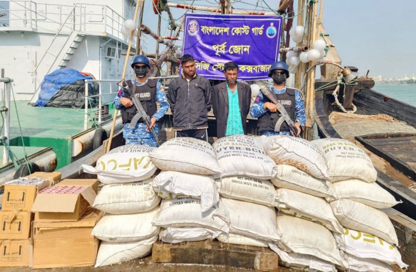 মায়ানমারে পাচারকালে রাসায়নিক সার ও ঔষধসহ আটক ২