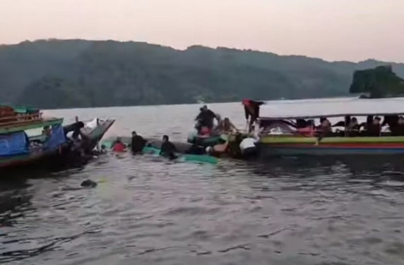 কাপ্তাই হ্রদে নৌকা ডুবি, অল্পের জন্য রক্ষা পেল ২০ পর্যটক