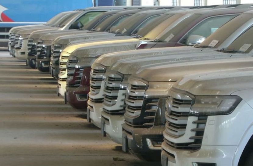 চট্টগ্রাম বন্দর থেকে ঢাকায় গেল সাবেক এমপিদের ৩০ বিলাসবহুল ল্যান্ডক্রুজার