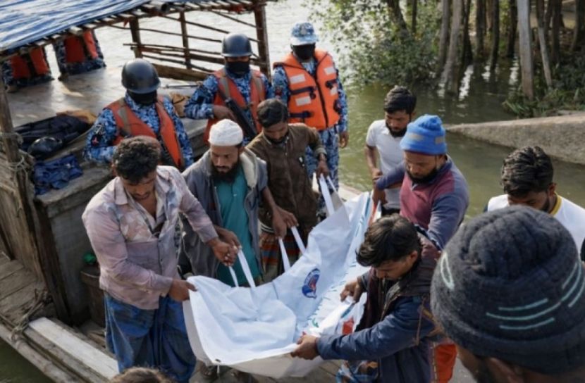 রাঙ্গাবালীতে ট্রলারডুবি: বাবা ও ১২ বছরের ছেলের মর্মান্তিক মৃত্যু