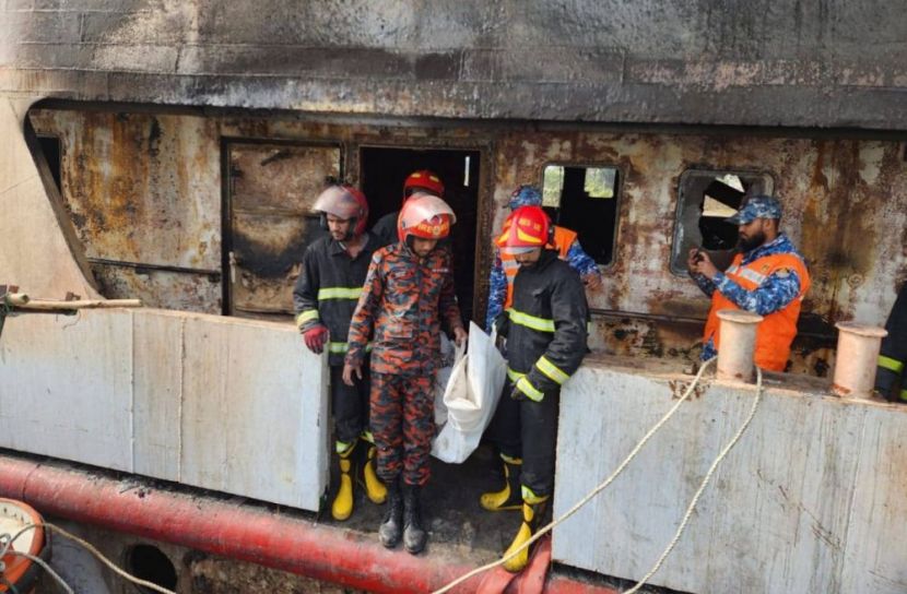 কক্সবাজারে যাত্রীবাহী জাহাজে অগ্নিকাণ্ড, উদ্ধারে তৎপর রয়েছে কোস্ট গার্ড