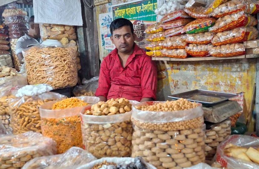 নিম্নমানের বেকারি সামগ্রীতে সয়লাব মনোহরদীর হাট-বাজার