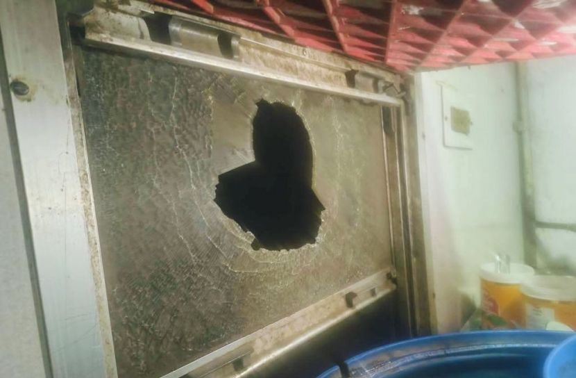 চকরিয়ায় ডিম বিক্রেতা পাথর ছুঁড়ে কাঁচ ভাঙলেন ট্রেনের