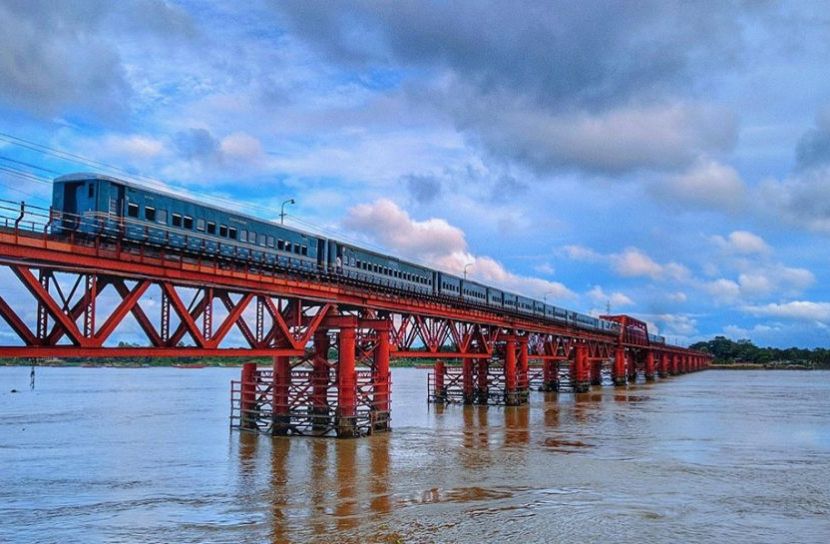 শিকল টানায় হঠাৎ থামল ট্রেন, কালুরঘাট সেতুতে চরম দুর্ভোগ