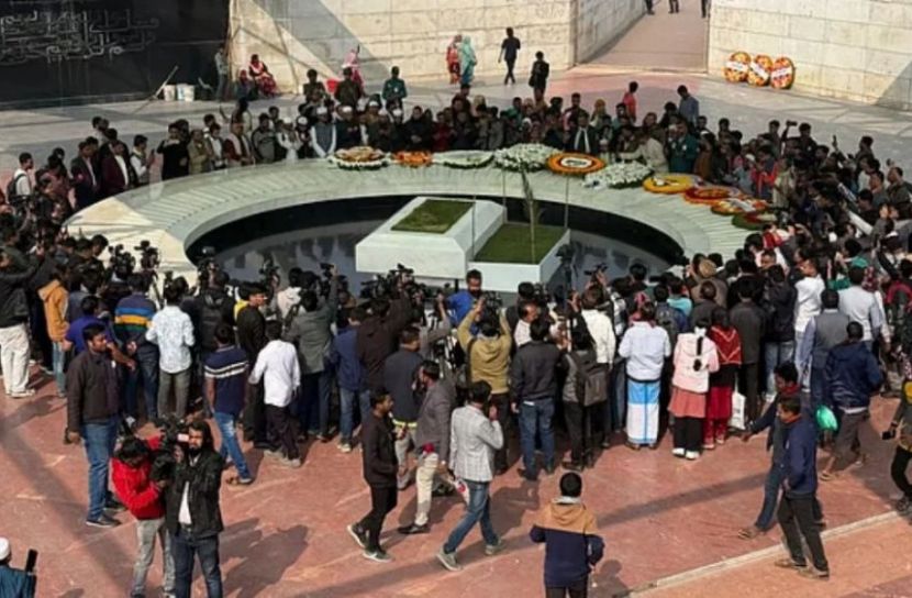 ফুল, মোনাজাত আর শ্রদ্ধা: বেগম খালেদা জিয়ার কবর ঘিরে  নেতাকর্মী ও সাধারণ মানুষের ঢল