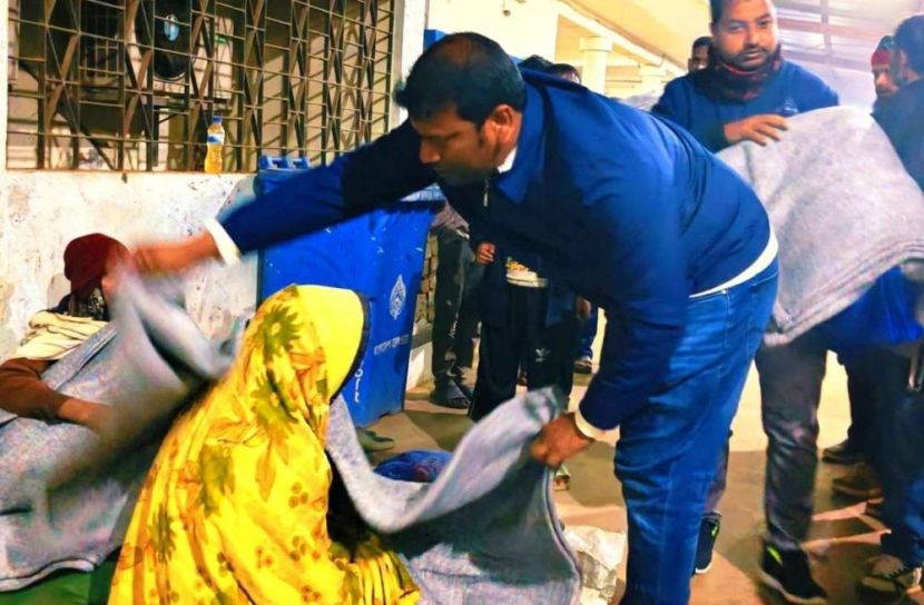 হাড়কাঁপানো শীতে ছিন্নমুল মানুষের পাশে উপজেলা প্রশাসন