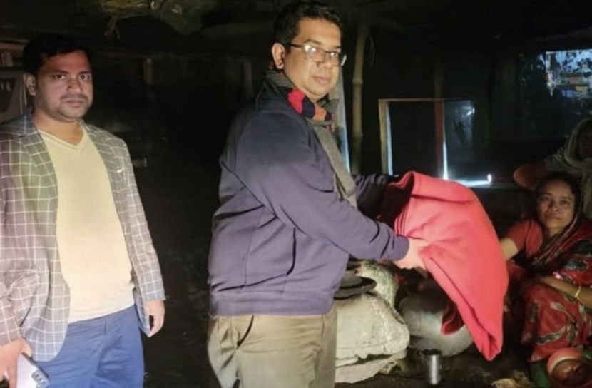 মনোহরদীর ইউএনও রাতের আঁধারে কম্বল পৌঁছে দিলেন শীতার্তদের হাতে