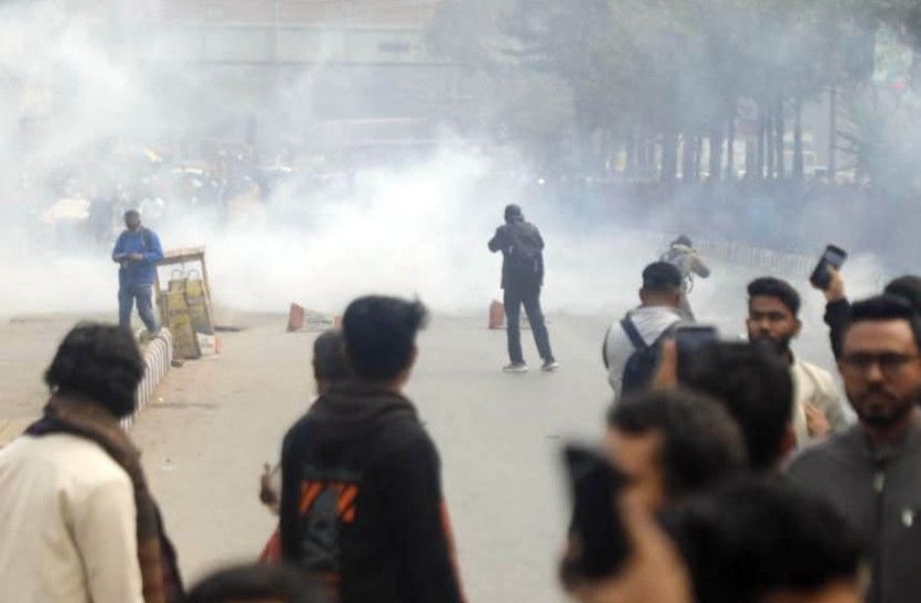 দাবি আদায়ে কারওয়ান বাজারে মোবাইল ফোন ব্যবসায়ী-পুলিশ সংঘর্ষ