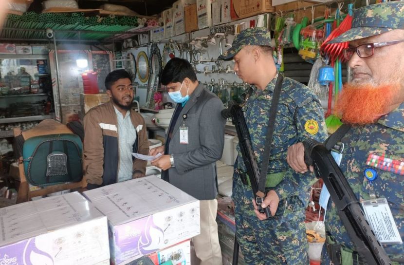 নোয়াখালীর সদর উপজেলায় বেশি দামে গ্যাস সিলিন্ডার বিক্রির অভিযোগে জরিমানা