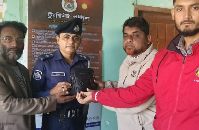 পর্যটকের হারানো ব্যাগ উদ্ধার করে কুরিয়ারে পৌঁছে দিল কক্সবাজার টুরিস্ট পুলিশ
