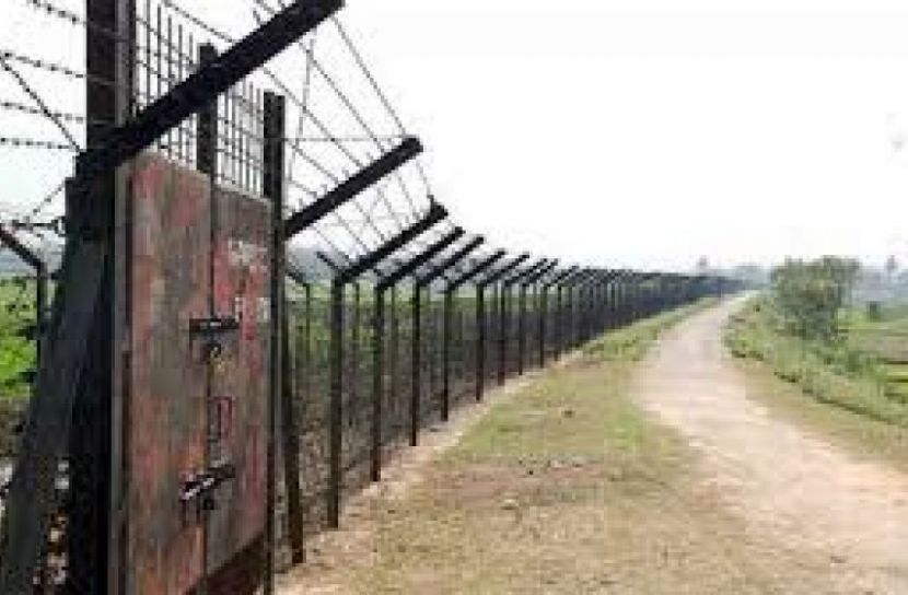 চাঁপাইনবাবগঞ্জ সীমান্তে দুজন বাংলাদেশিকে আটক করেছে ভারতীয় পুলিশ