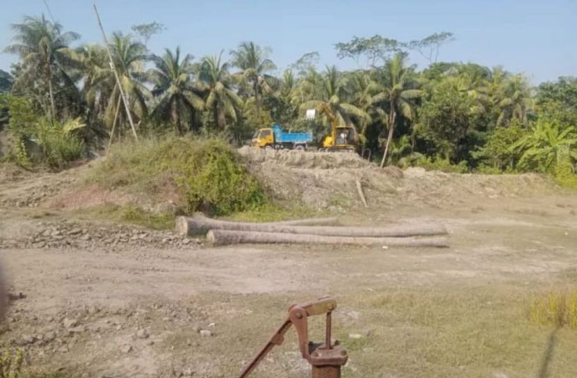 ফেনীতে ইটভাটার মাটি লুট, মালিকদের প্রাণনাশের হুমকি