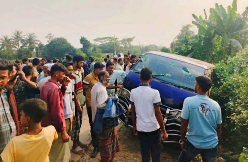 মীরসরাইয়ে বরযাত্রীবাহী হায়েস দুর্ঘটনা: নিহত ১, আহত অনেকে