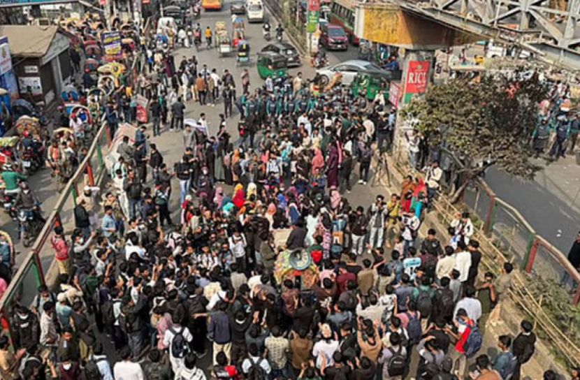 সায়েন্স ল্যাব মোড় অবরোধ ৭কলেজের শিক্ষার্থীদের,তীব্র যানজট, চরম ভোগান্তি