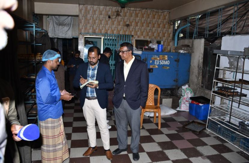 মেয়াদোত্তীর্ণ ও অননুমোদিত ওষুধ বিক্রি, নোংরা পরিবেশে খাদ্য উৎপাদন অভিযানে ধরা