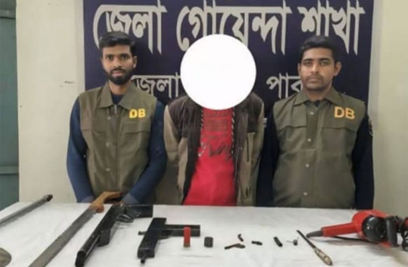 পাবনায় ডিবির অভিযানে অবৈধ অস্ত্র উদ্ধার, কিলার জাহিদ গ্রেফতার