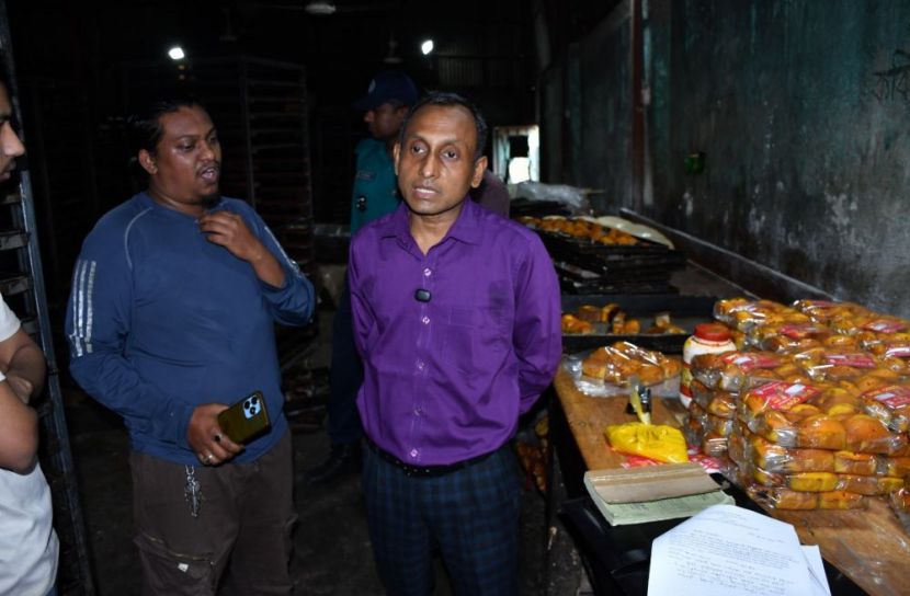 কেকের পাত্রে তেলাপোকা, তেলে জং- চট্টগ্রামে বেকারির ভয়ংকর চিত্র