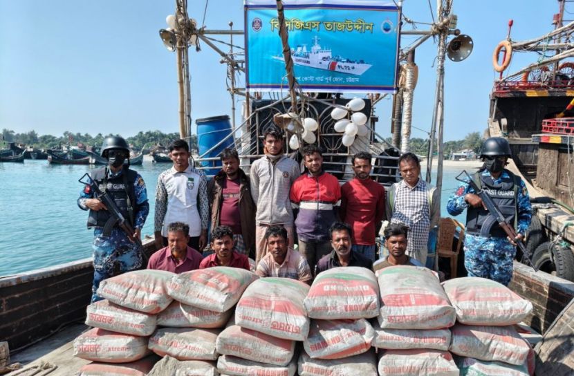 মায়ানমারে পাচারকালে বিফল সিমেন্টসহ আটক ১১