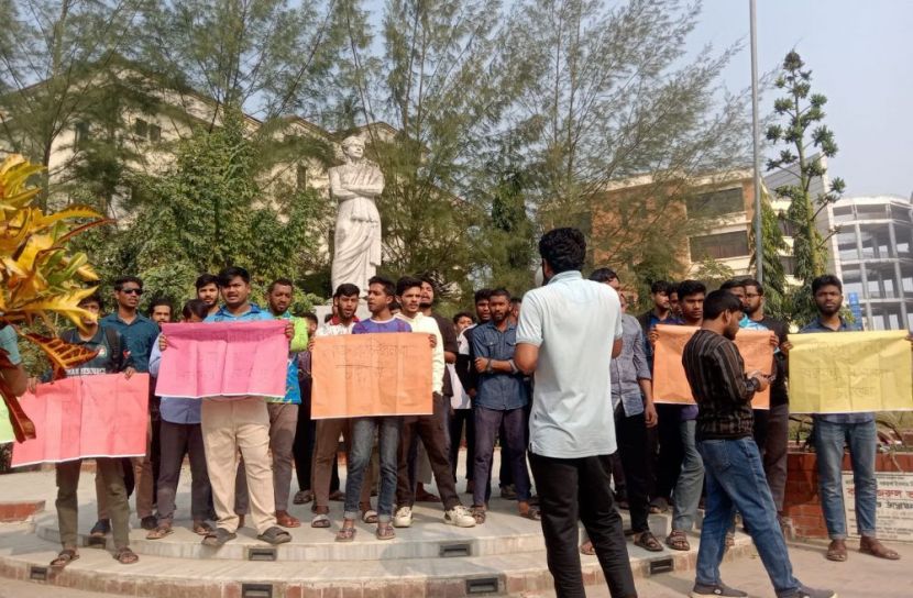 ‘গঠনতন্ত্রের নামে কালক্ষেপণ’: নাকসু নির্বাচনের দাবিতে শিক্ষার্থীদের মানববন্ধন