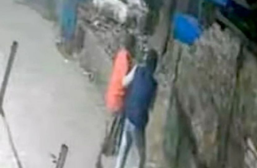 রাস্তায় পিটিয়ে মেরে ফেলা হলো অটোরিকশাচালককে, নীরব দর্শকরা