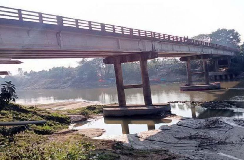 মনু নদীতে অবৈধভাবে বালু উত্তোনে ঝুঁকির মুখে সেতু ও জনজীবন