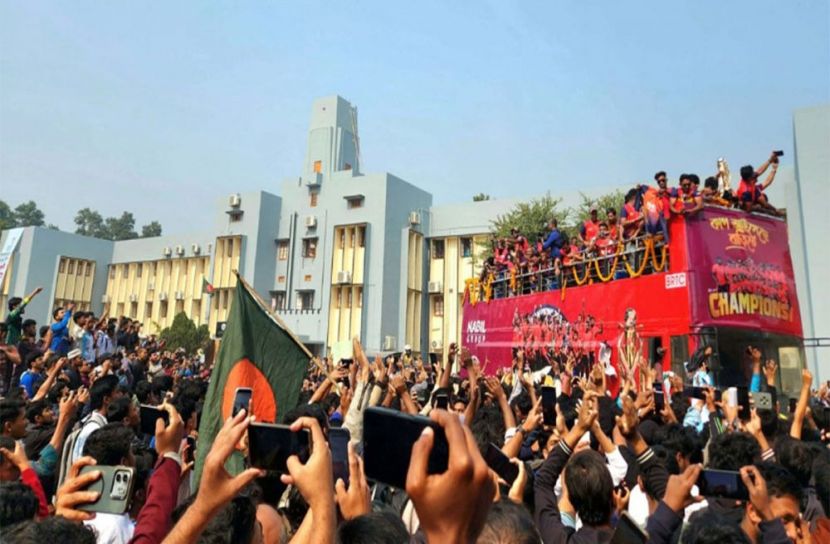 ছাদখোলা বাসে বিপিএল চ্যাম্পিয়ন রাজশাহী ওয়ারিয়র্সকে সংবর্ধনা