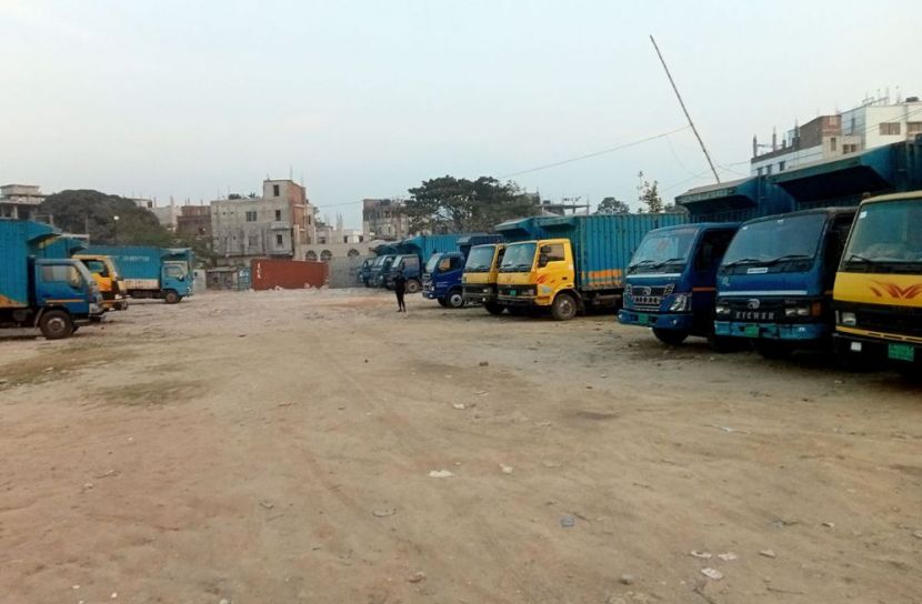 তুরাগের ১৫ নং সেক্টরে রাজউকের জমি দখল করে অবৈধ ট্রাক স্ট্যান্ড