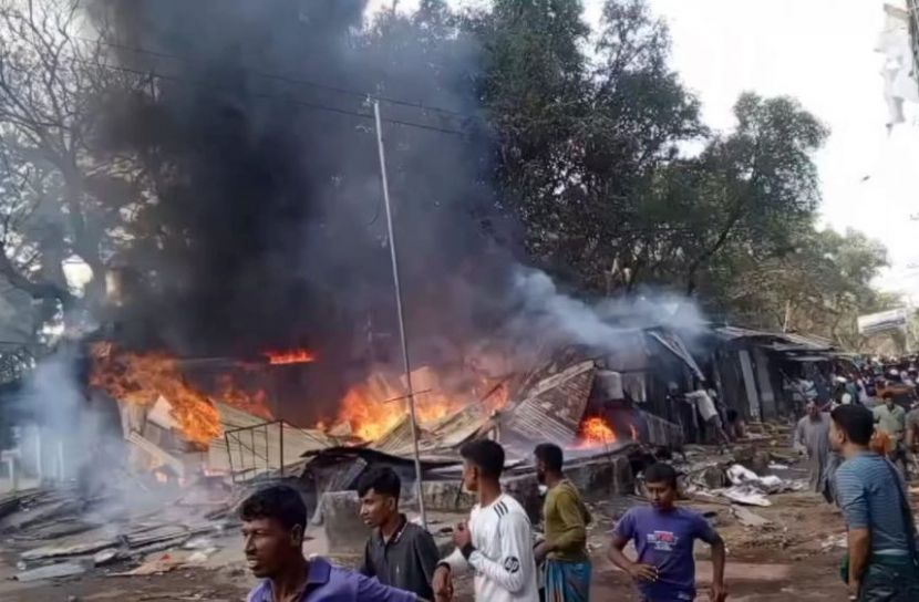 নোয়াখালীতে গ্যাস সিলিন্ডার বিস্ফোরণে ৮ দোকান পুড়ে ছাই