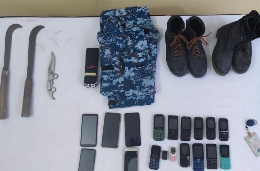 যৌথ বাহিনীর অভিযানে দেশীয় অস্ত্রসহ ১৮টি মোবাইল উদ্ধার