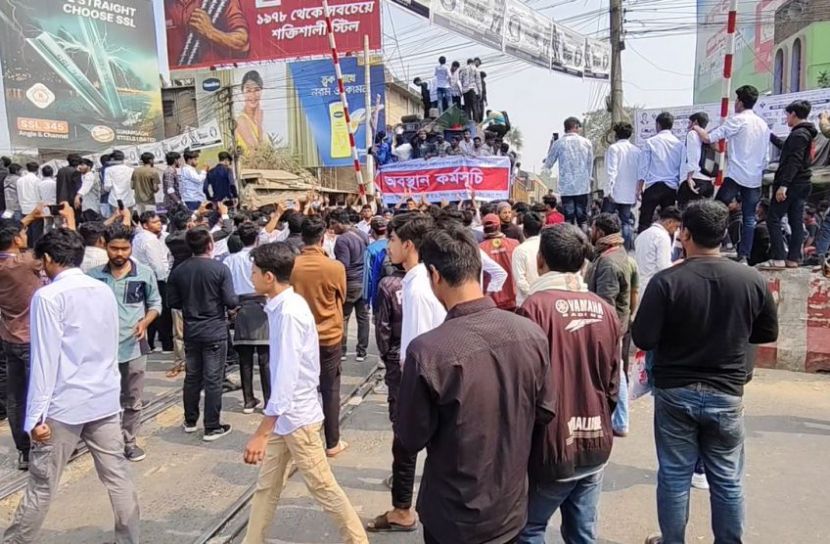 কুষ্টিয়া পলিটেকনিক শিক্ষার্থীরা ট্রেন আটকে বিক্ষোভ