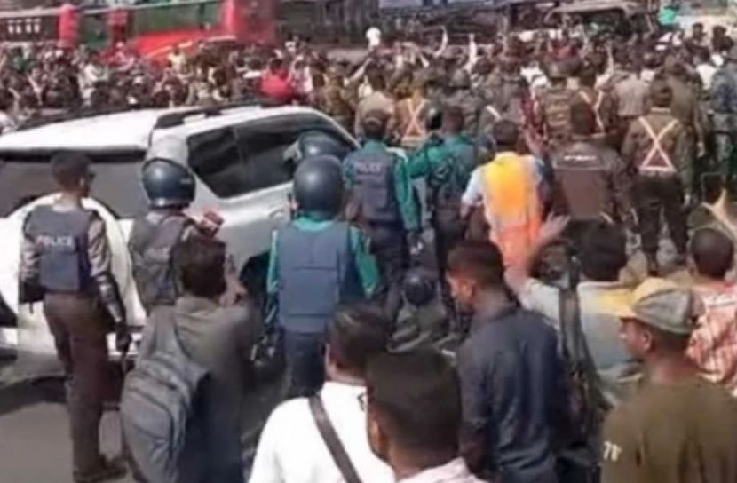 উপদেষ্টার গাড়ি আটকে চট্টগ্রাম বন্দরের সামনে আন্দোলনকারীদের বিক্ষোভ