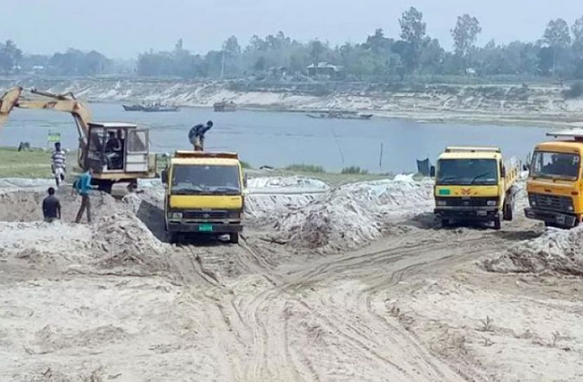 ইজারা নেই, তবু চলছে ড্রেজারের গর্জন: কুষ্টিয়া গড়াই নদীর আর্তনাদ কে শুনবে, কুমারখালীতে প্রশাসন নির্বাক