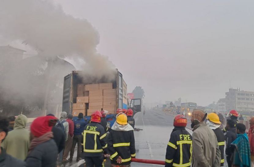 মিরসরাইয়ে চলন্ত কাভার্ডভ্যানে আগুন, অল্পের জন্য প্রাণরক্ষা