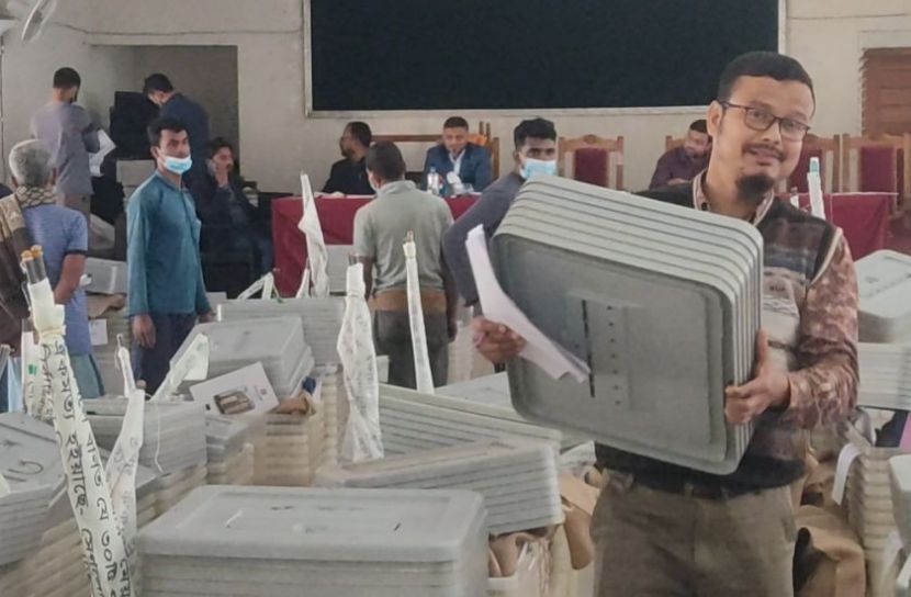 কুষ্টিয়ায় চারটি আসনের ৫৯৯টি কেন্দ্রে পাঠানো হচ্ছে নির্বাচনী সরঞ্জাম