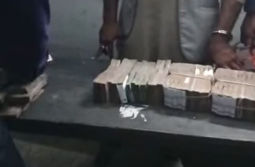 পটুয়াখালীর কলাপাড়ায় অর্ধকোটি টাকাসহ এক ব্যক্তিকে আটক করা হয়েছে