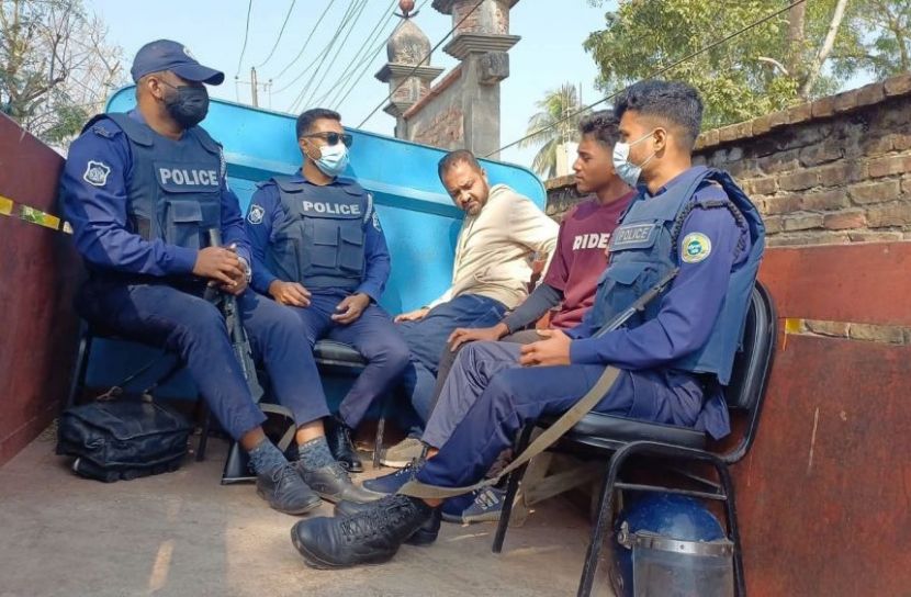 পটুয়াখালীর কলাপাড়ায় জাল ভোট দেয়ার চেষ্টায় দুই যুবক আটক
