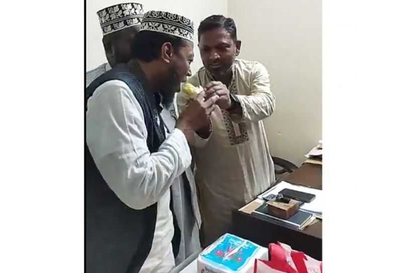 কুষ্টিয়ার তিন আসনে হারজিত ভুলে পরস্পরকে মিষ্টি খাওয়ালেন বিএনপি-জামায়াত