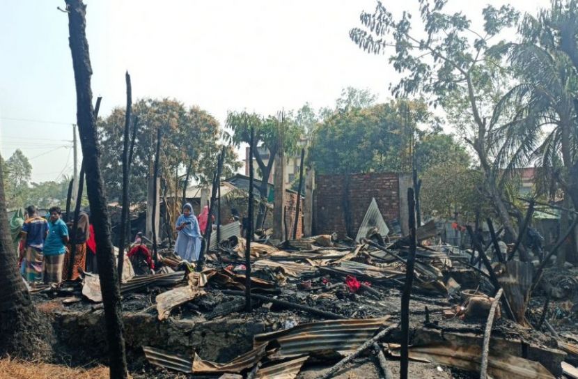 গভীর রাতে ভয়াবহ অগ্নিকাণ্ডে পেকুয়ায় ৭টি বসতঘর পুড়ে ছাই