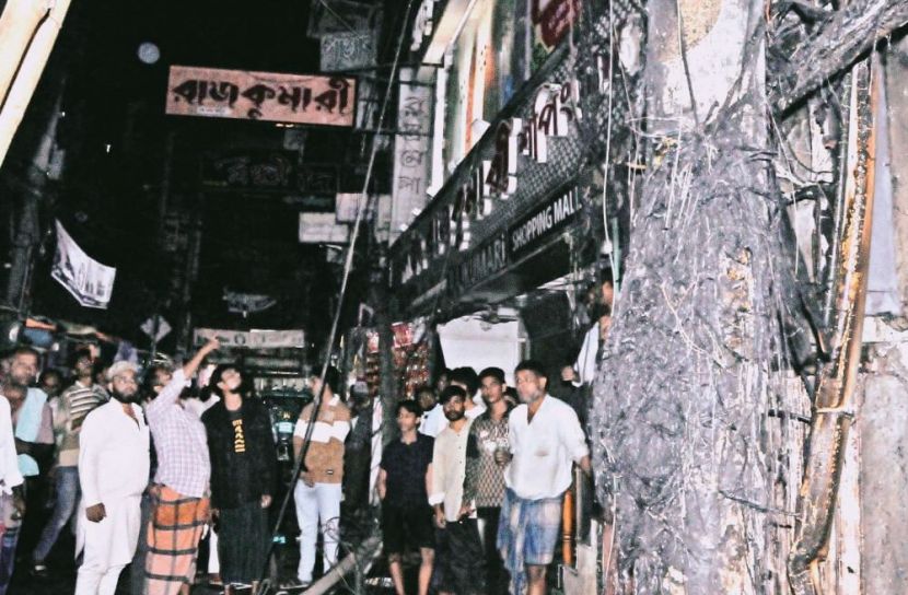 বৈদ্যুতিক খুঁটির শর্টসার্কিটে টেরীবাজারে সাইনবোর্ডে আগুন