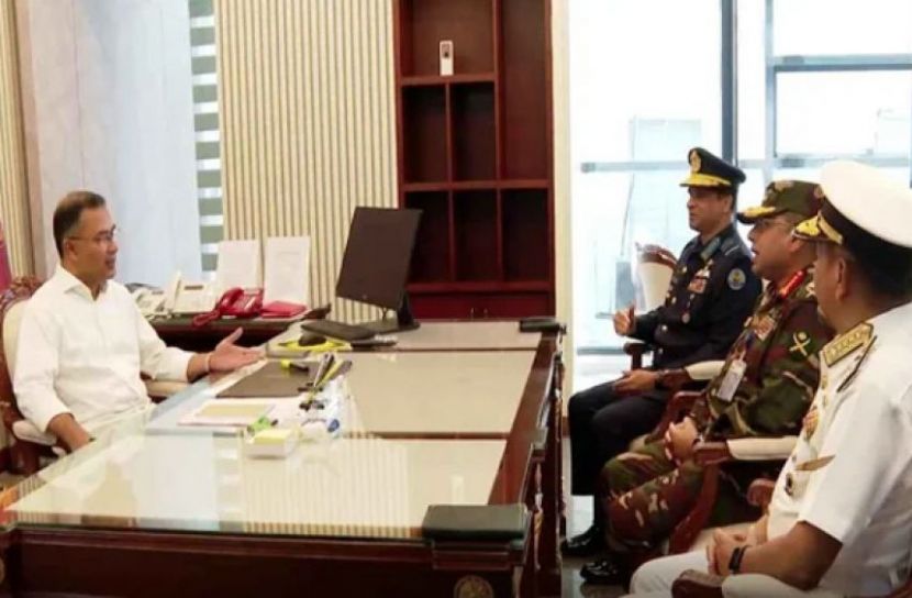 প্রধানমন্ত্রীর সঙ্গে তিন বাহিনী প্রধানের সাক্ষাৎ